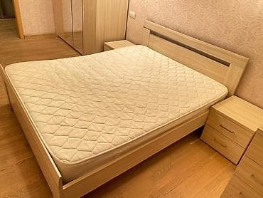 small table: Спальный гарнитур, Б/у, Тумба, Двуспальная кровать, С матрасом, МДФ, Самовывоз, цвет - Бежевый — 1