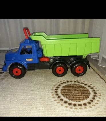 Яркий игрушечный самосвал сине-зеленого цвета с шестью колесами