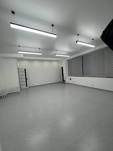 офисы в бишкеке: Аренда офисов, 44 м², В жилом комплексе, 1 линия, С отдельным входом, С отдельным сан узлом — 2