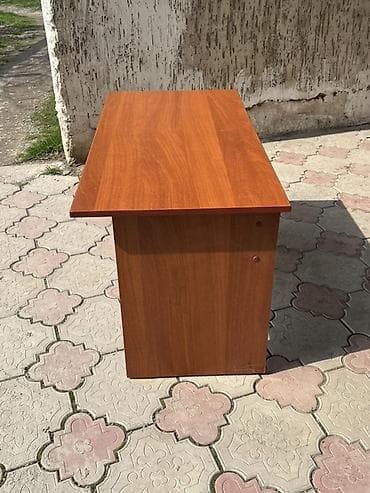 Обои: Простой письменный в тёплом оттенке «вишня». - Компактные габариты — 2