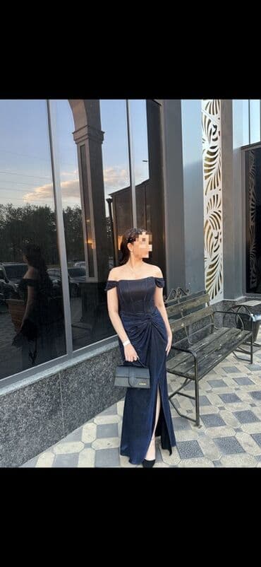 длинное черное платье с разрезом: Вечернее платье в пол, темно‑синее с легким мерцанием Размер М — 1