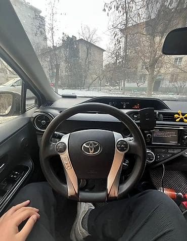 carplay android: Toyota Aqua: 2016 г., 1.5 л, Автомат, Гибрид, Хэтчбэк — 4
