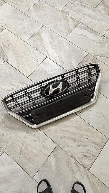 именные рамки на авто: Решётка радиатора Hyundai с эмблемой и площадкой под госномер. - — 1