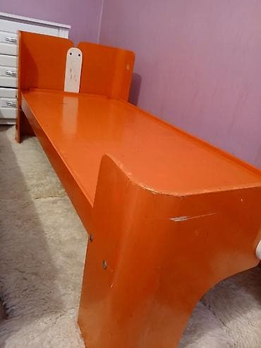 Балдар эмереги: Детская односпальная кровать ярко‑оранжевого цвета. - Материал — 2