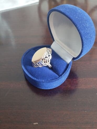 чачы casio: Элегантное золотое кольцо-печатка с ажурными элементами. Изделие — 3