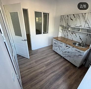 Светлая компактная студия с отдельным входом. Планировка: кухня-ниша