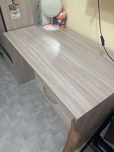 study table: Письменный стол с навесной полкой - Цвет/декор: светлый дуб/ясень — 1