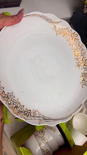Столовый сервиз из фарфора с золотистым цветочным декором и стразами