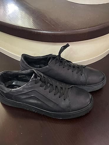 Прокат одежды: Мужские кеды/кроссовки низкие, черные, классический силуэт.продаю — 1