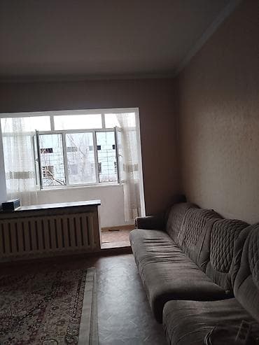 Светлая комната с застеклённой лоджией. Большое окно по всей ширине