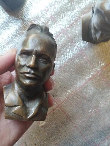 золотые коронки: Набор из 3 небольших бюстов из металла под бронзу. Описание: - — 2