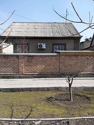 Үйлөрдү сатуу: Продаётся жилой дом с кирпичным ограждением и выездом на улицу через — 1