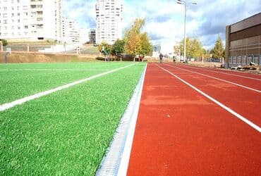 газон для футбольного поля: Предлагается спортивное покрытие для уличных площадок, идеально — 2