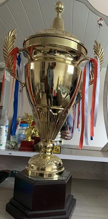 Другой декор и предметы интерьера: Большой декоративный кубок на постаменте - Материал: металл с — 1