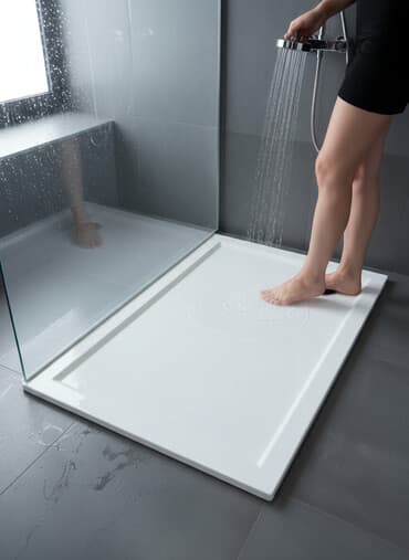Белый прямоугольный душевой поддон с глянцевой поверхностью
