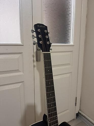 guitar bag: Акустическая гитара Kabat, форма корпуса дредноут с вырезом (cutaway) — 4