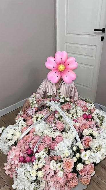 корзины плетенные: Большая композиция в плетёной корзине из свежих цветов в — 1