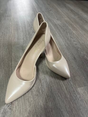 купить женскую обувь больших размеров: Туфли 35 размер 800 сом цвет бежевый с переливанием жемчуга фото не — 2