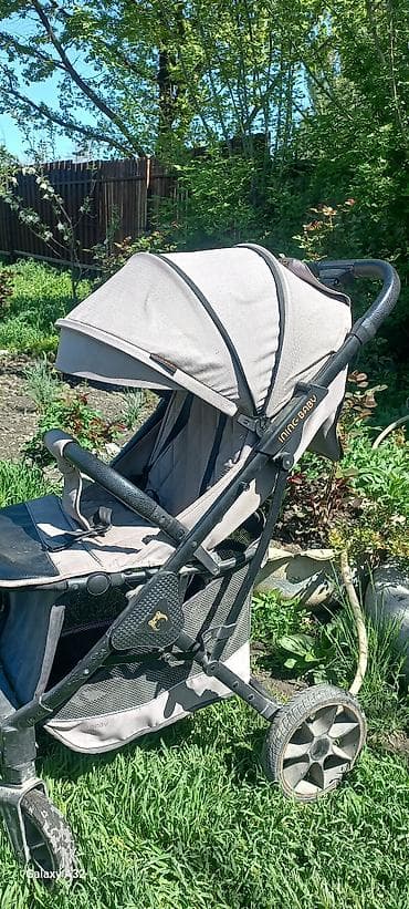Коляскалар: Прогулочная коляска InnoBaby (надпись на раме) серо-бежевого цвета — 1