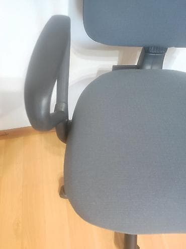 Офисные шкафы: Продаю компьтерное кресло в отличном состоянии, не порван не поломан и — 6