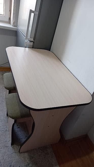Продается стол 📏 Размер: 100 × 60 см 💰 Цена: 2 500 сомов Удобный и