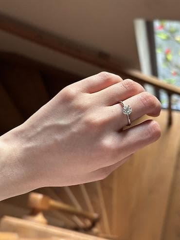 Золотые украшения: Элегантное обручальное кольцо с природным бриллиантом • Покупалось в — 5