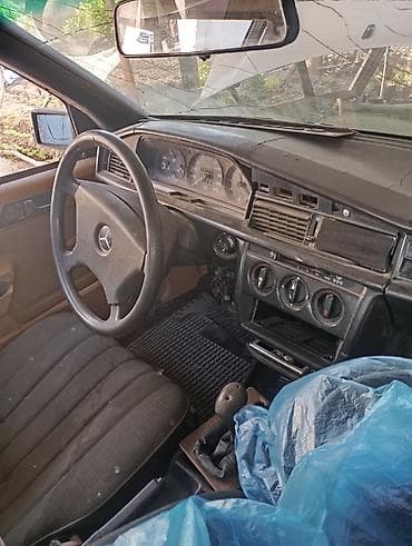 Mercedes-Benz 190: 1985 г., 2 л, Бензин, Седан — 6