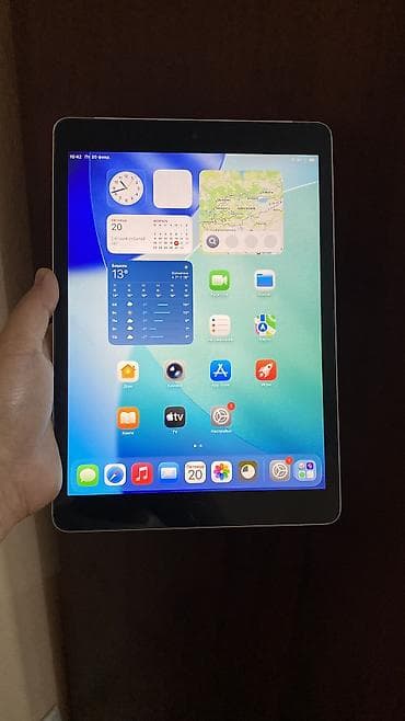 айпад 9 поколения: Планшет, Apple, память 64 ГБ, 10" - 11", 4G (LTE), Б/у, Детский цвет - Черный — 1