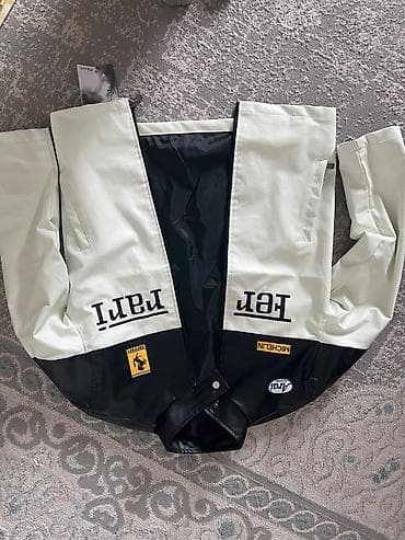 Носки и белье: Мужская куртка в стиле мотоспорта с брендингом Ferrari. Особенности — 3