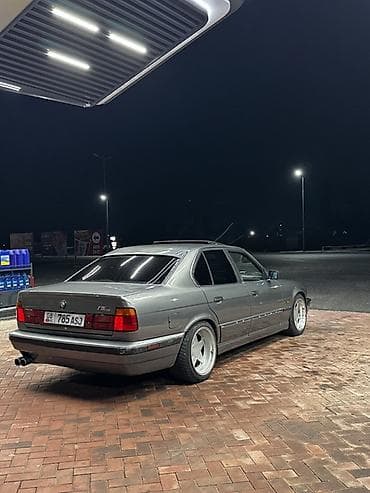 lexsus is: BMW 5 series: 1991 г., 3 л, Механика, Бензин, Седан — 5