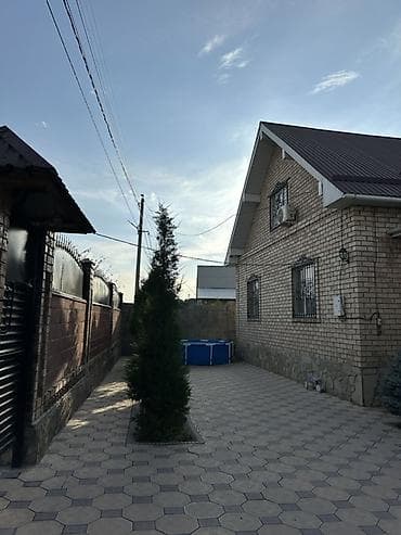 Дома: Продается кирпичный дом с благоустроенным двором. Основные — 3