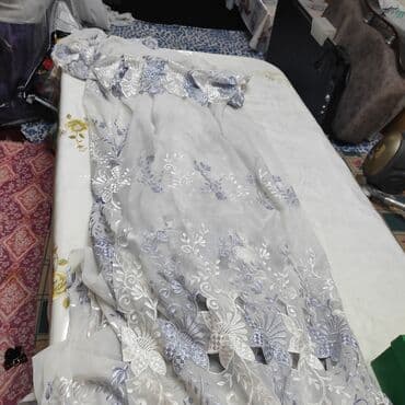 занавески ош: Продам две занавески. в хорошем состоянии,б/у мало Первая белая 6м — 2