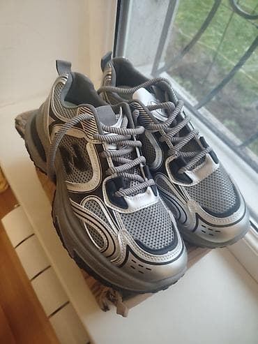 nike react: 41- размер. Толстая подошва которая увеличивает рост при ношении на — 9