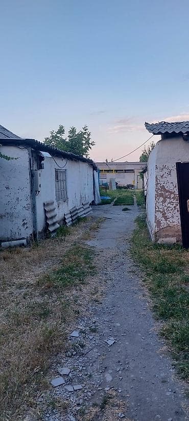 Дома: Продаётся участок с домом. Новопокровка. участок правильной формы — 3
