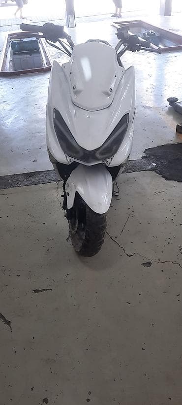 suzuki shift: Скутер/мопед Sport, белый, городского типа с агрессивным дизайном — 3