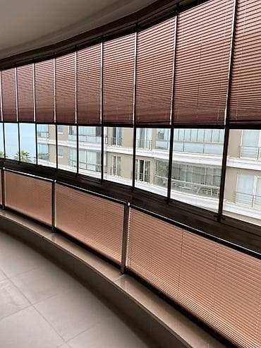жалюзи вертикальные на окна: Горизонтальные жалюзи на окна, цвет — терракотово-коричневый. Узкие — 1