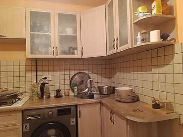 dinner table: Кухонный гарнитур угловой, светлое дерево

- состояние средней — 1