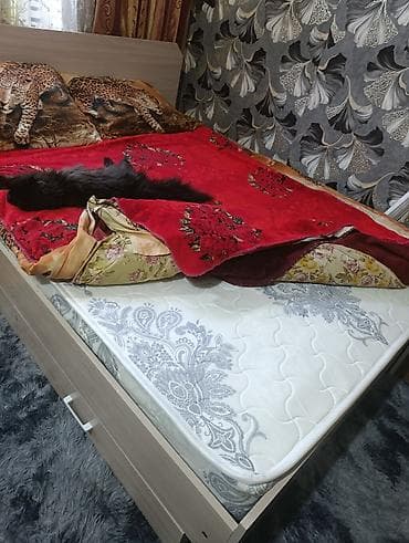 тумба с зеркалом в спальню: Кровать двуспальная с матрасом и выдвижными ящиками - Размер — 1