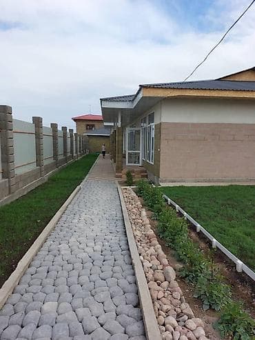 продаю бишкек: Продается коттедж срочно. Готовый бизнес. С огороженным участком 10 — 4