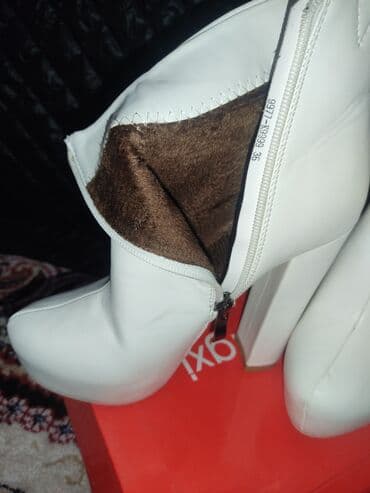 Продаю обувь одета 1 раз размер 36 белые деми-полусапожки -