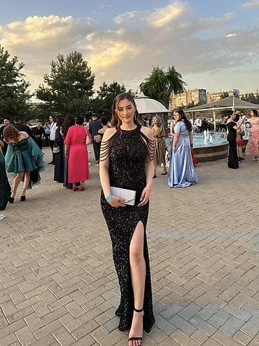 Личные вещи: Вечерние платья – 3 модели все платья одевались один раз 1) Платье в — 4