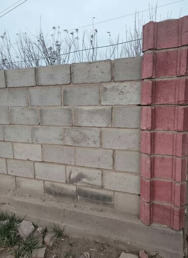 купить емкость для воды 1 куб бу: Пескоблок Рваный, Заборный, 150x190x390, Самовывоз — 1