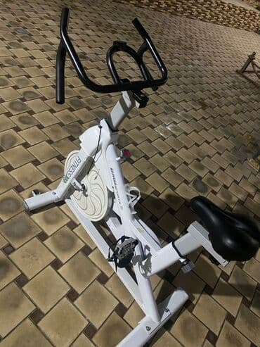 Спин-байк (велотренажёр) для интенсивных кардио-тренировок