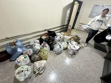 целлофан: Срочно! Картонки бутылки банки кто заберёт тот успеет — 1