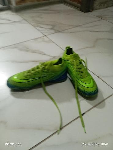 Спорт жана хобби: Футбольные бутсы (сороконожки) ярко‑салатового цвета с синим — 2