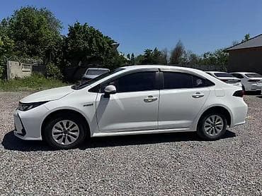 селика: Toyota Corolla: 2021 г., Гибрид, Седан — 3