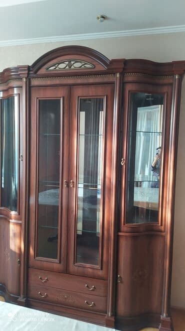 шкаф для офиса: Горка, пр-во Италия, Классическая гостиная витрина из натурального — 7