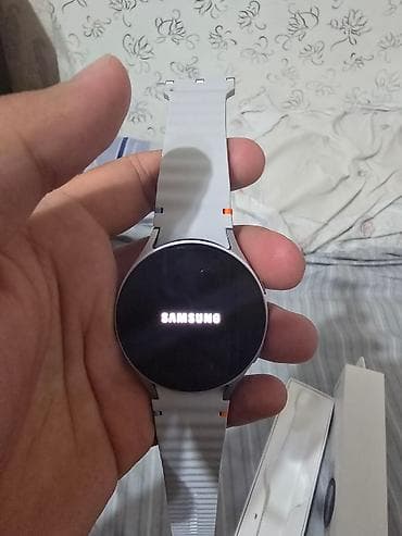 Samsung Galaxy Watch 7 44 mm LTE серебристом корпусе и с серым