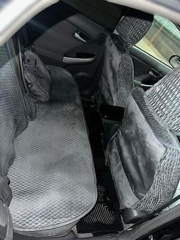 таёт: Toyota Prius: 2011 г., 1.8 л, Вариатор, Гибрид, Хэтчбэк — 7