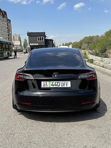 byd e3: Tesla Model 3: 2022 г., Электромобиль, Седан — 6